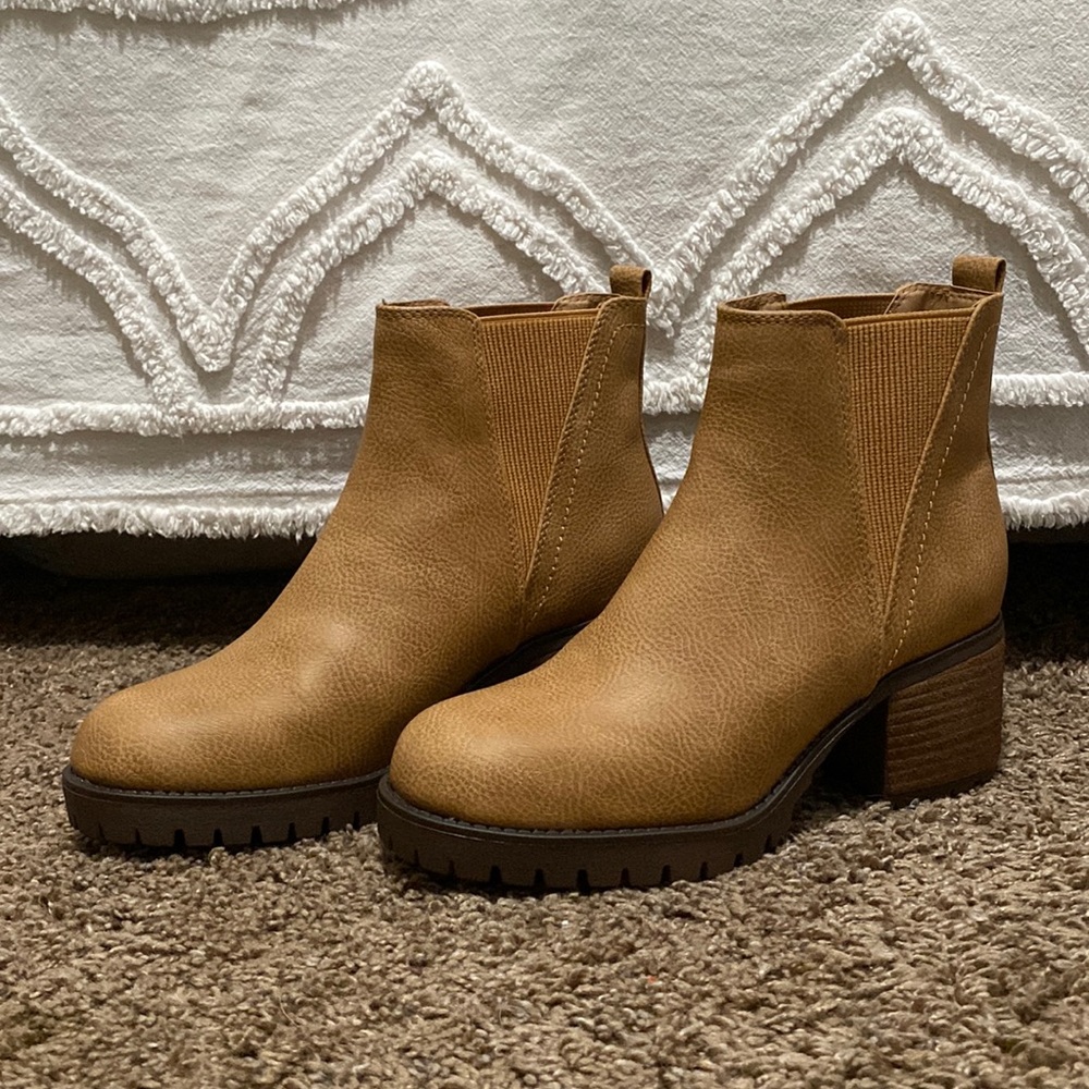 MIA Jody Ribbed Block Heel Chelsea Boot